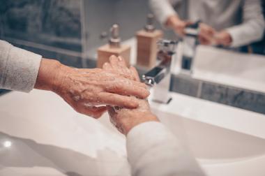 Consejos para cuidar la higiene personal en el hogar de las personas mayores